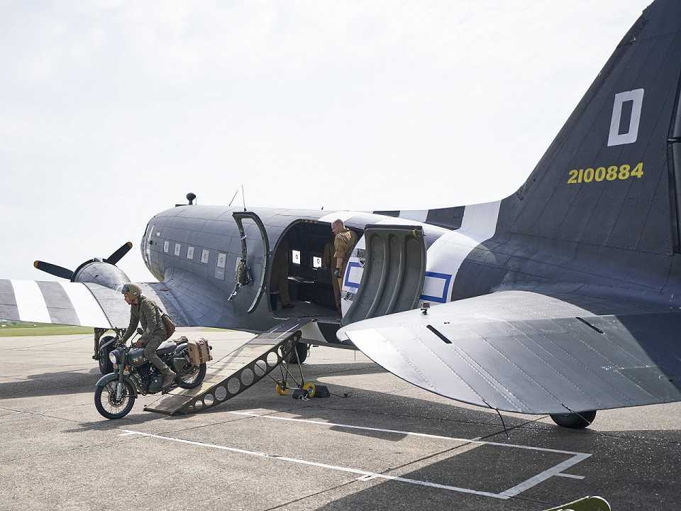 A Flying Flea ao lado do C-47, aviÃƒÂ£o usado pelos paraquedistas